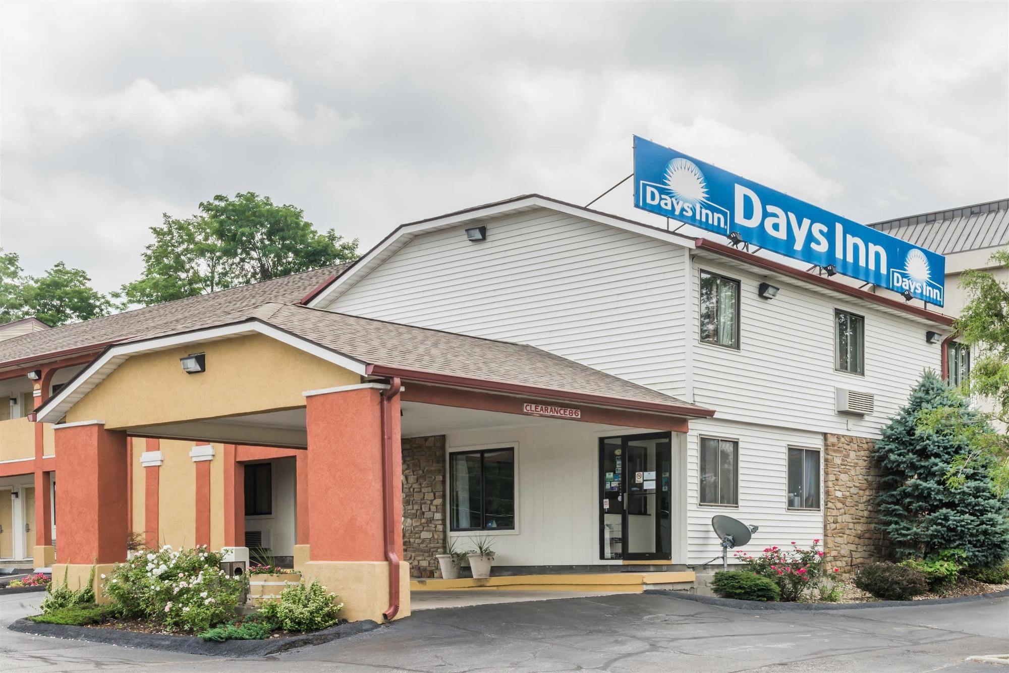 Days Inn By Wyndham Bloomington Extérieur photo